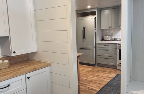 Tieton House | Vintage Charmer, 2-bedroom house with WiFi, AC in Downtown Tieton