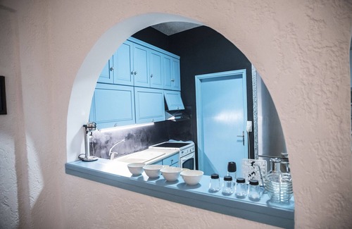 Kokinos Pirgos House | Vintage chic seaside maisonette is located on just a few meters from the beach.
