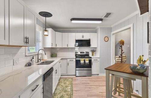 Crystal Beach Apartment | Vintage Coastal Cottage Secluded lake house