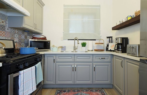Santa Ana Apartment | Vintage Coastal Charm 10 mins. drive to Disneyland
