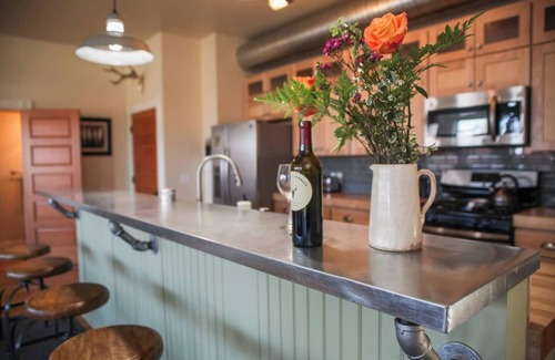 Historic Livingston Condo | Vintage Condo - The Livingston House: Modern Luxury & Vintage Charm