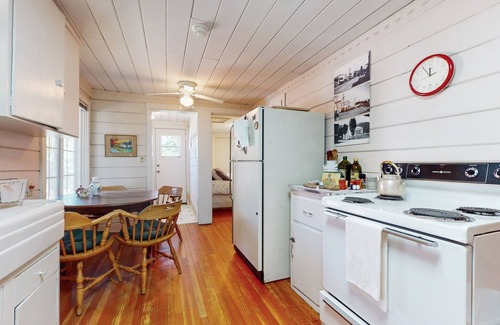 Quincy Cottage | Vintage cottage, dog friendly, W/D, near cross country skiing & hiking