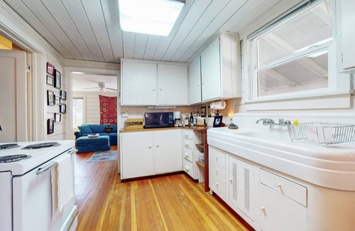 Quincy Cottage | Vintage cottage, dog friendly, W/D, near cross country skiing & hiking