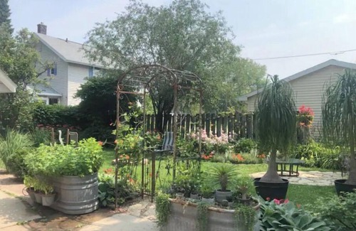 Appleton House | Vintage cottage in Peabody Park neighborhood