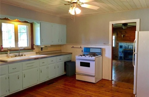 Edinboro Cottage | VINTAGE COTTAGE NEAR LAKE EDINBORO