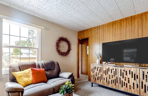 South Park House | Vintage cottage near Balboa Park with updated interior, private yard, & W/D
