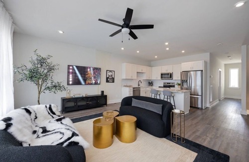 Whitebridge House | Vintage Couture-Audrey Hepburn Inspired – Rooftop – Sleeps 8