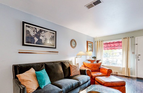 East End House | Vintage dog-friendly duplex home close to downtown with W/D
