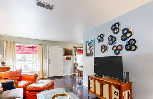 East End House | Vintage dog-friendly duplex home close to downtown with W/D