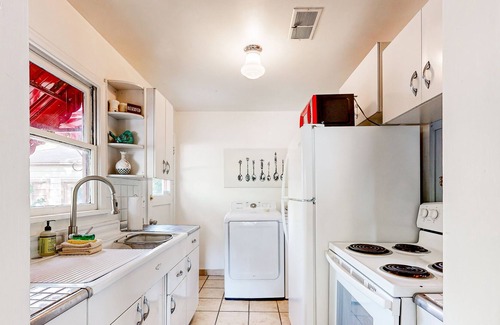 East End House | Vintage dog-friendly duplex home close to downtown with W/D