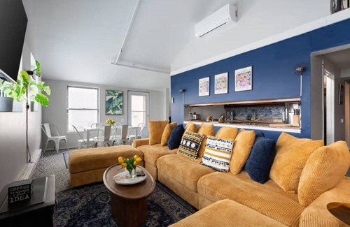The Loop Condo | Vintage Downtown Penthouse, Safe #6 +gym&balcony