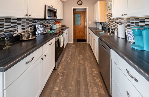Sioux Falls House | Vintage Experience - Mid Century Retro Retreat- 2 Bedroom in Central Sioux Falls