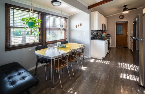 Sioux Falls House | Vintage Experience - Mid Century Retro Retreat- 2 Bedroom in Central Sioux Falls