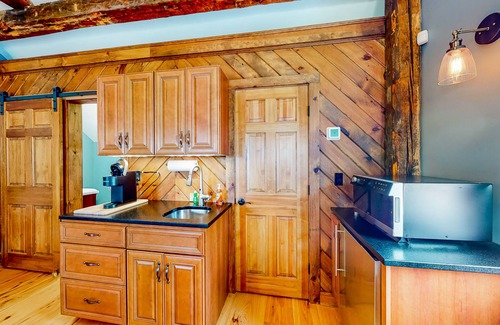 Waterbury Center Apartment | Vintage farmhouse studio with on-site hot tub - near year-round recreation