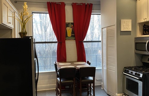 West Town Apartment | Vintage firehouse quiet two bedroom apt