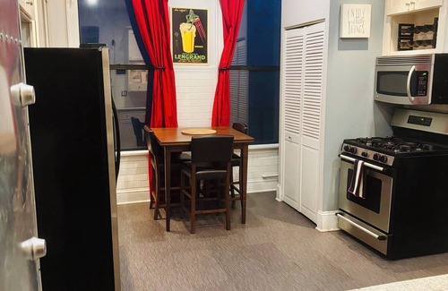 West Town Apartment | Vintage firehouse quiet two bedroom apt