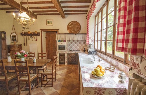 Nerac House | Vintage french mansion + swimming pool into a fenced park close to the river