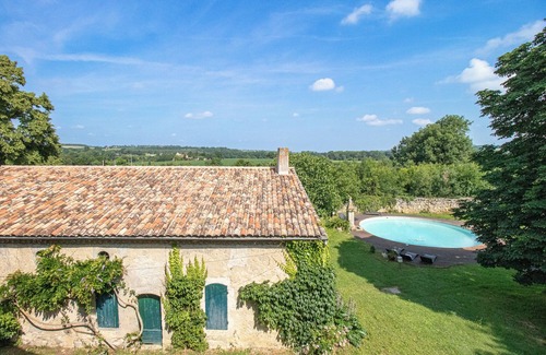 Nerac House | Vintage french mansion + swimming pool into a fenced park close to the river