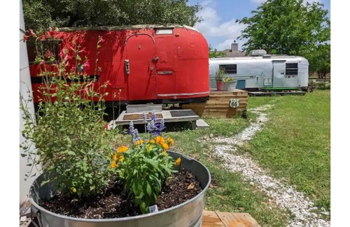 Travis County Cabin | Vintage Glamping close to Austin!