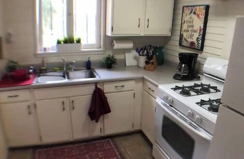 Fire Mountain Apartment | Vintage granny flat 1 mile to beautiful beach