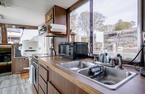 Colchester Boat Rental | Vintage Grape House Boat