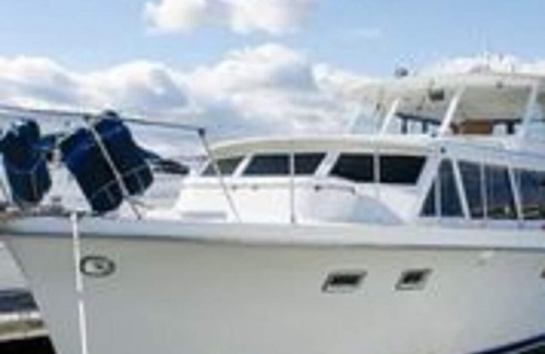 Downtown Charleston Boat Rental | Vintage Hatteras Yacht