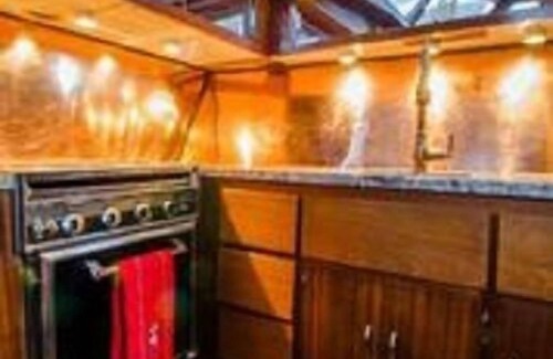 Downtown Charleston Boat Rental | Vintage Hatteras Yacht