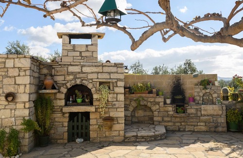 Faistos House | Vintage holiday home in the midst of nature with fairy tale view.