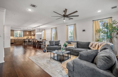 South Central Houston House | Vintage Hollywood Theater House in East Downtown
