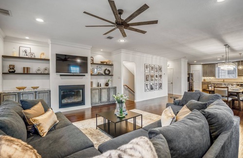 South Central Houston House | Vintage Hollywood Theater House in East Downtown