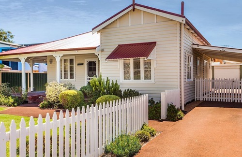 Busselton House | Vintage home, close to the beach and township. Walk everywhere.