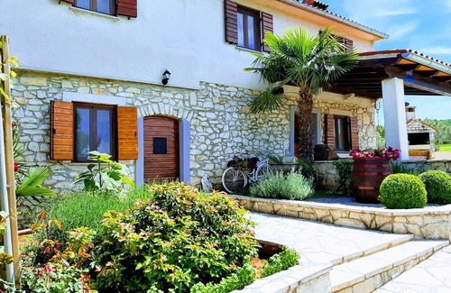Rogocana House | Vintage home with swimming pool and large backyard