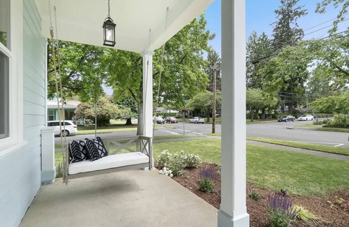 Hillsboro House | Vintage House on Main Stnn