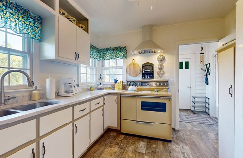 Cleveland House | Vintage house with firepit, wifi + steps to Truett McConnell University