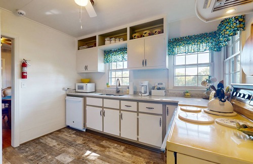 Cleveland House | Vintage house with firepit, wifi + steps to Truett McConnell University