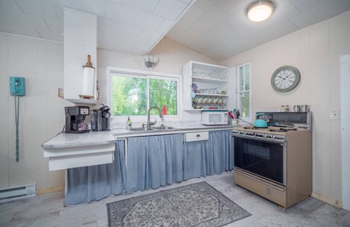 Van Buren Point Cottage | Vintage Lakefront Home in Historic Van Buren Point