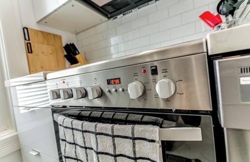 Palmerston - Little Italy Apartment | Vintage Little Italy 2 Bedroom