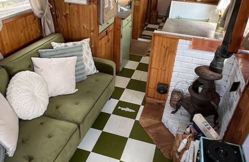Sabula Boat Rental | Vintage "Minnow for 2" Houseboat