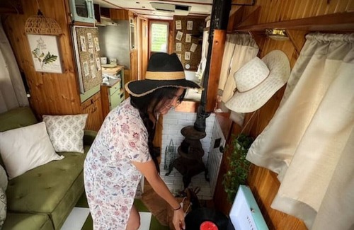Sabula Boat Rental | Vintage "Minnow for 2" Houseboat