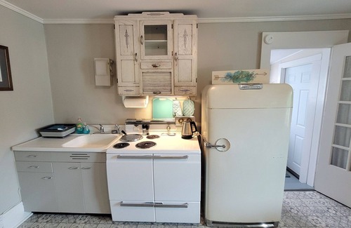 Mount Airy Apartment | Vintage One Bedroom with Living/Kitchen