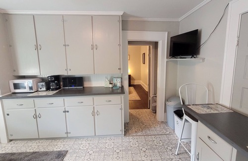 Mount Airy Apartment | Vintage One Bedroom with Living/Kitchen