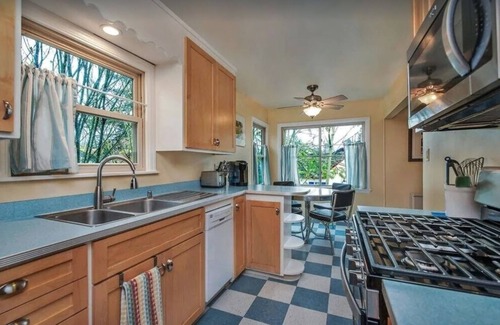 Memorial Hospital Neighborhood Apartment | Vintage Retro 1BR Near Downtown Santa Rosa