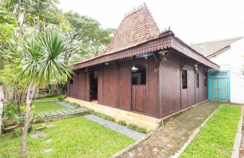Bogor Tengah House | Vintage Room 1 in Joglo House By penggemarlawas