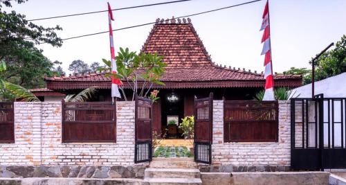 Bogor Tengah House | Vintage room 2 in Joglo House By penggemarlawas