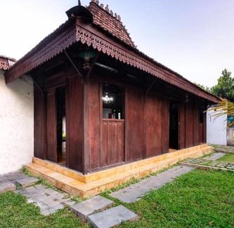Bogor Tengah House | Vintage room 2 in Joglo House By penggemarlawas