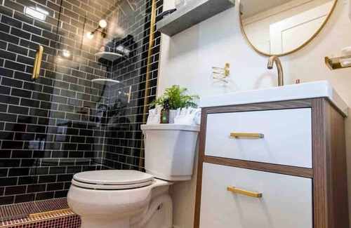 Trenton Hotel | Vintage Sci-Fi Room #8 - 1960 Retro Motel