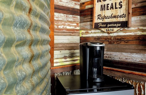 La Grange Cottage | Vintage Silo + Sleeps 3 + 8 Minutes to Round Top!