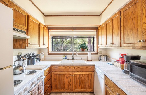 Glenwood Springs House | Vintage Style Home, Huge Yard w/Fire pit, Walking Distance to Downtown, Pets OK