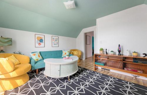 Traverse City House | Vintage Vibes Duplex Downtown Beach AC Restaurants