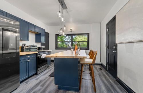 Traverse City House | Vintage Vibes Duplex Downtown Beach AC Restaurants